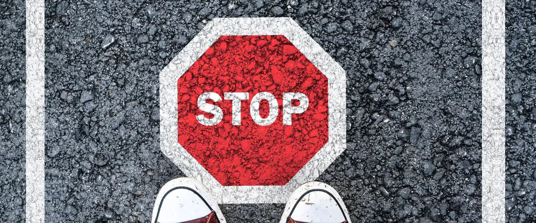 Stopp-Schild vor Sneakern als Symbol für die TDDDG-Einwilligungs-Falle bei Cookie-Bannern