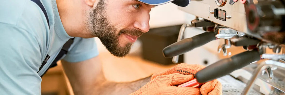 Techniker repariert Kaffeemaschine mit Werkzeug – neues Recht auf Reparatur stärkt Verbraucherrechte bei defekten Geräten