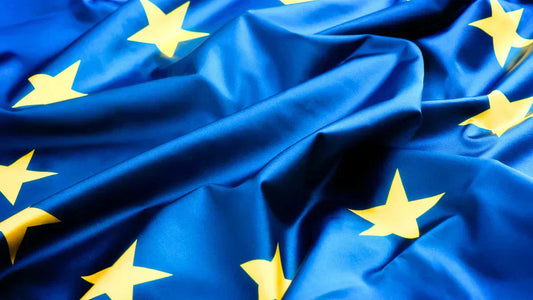 Textilkennzeichnung und den Produktpass symbolisiert diese wehende EU-Flagge für Online-Händler.