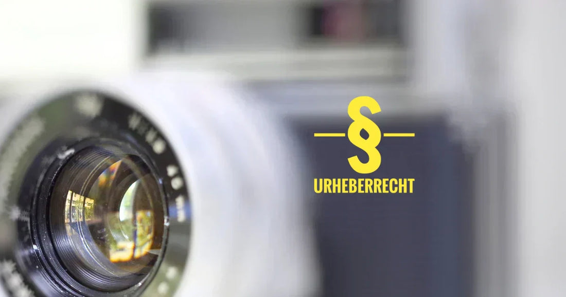 Urheberrecht bei Produktfotos: Kameraobjektiv mit gelbem Paragrafen-Symbol.