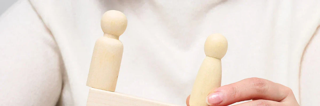 Zwei Figuren symbolisieren Konfliktlösung und Einigung durch Verbraucherschlichtung nach VSBG im Verbraucherrecht