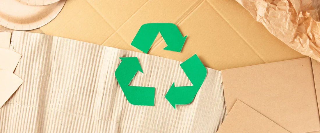 Verpackungsgesetz: Grünes Recycling-Symbol auf Versandkarton und Packpapier für Händler.