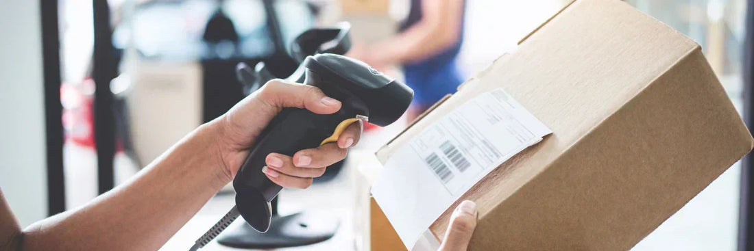 Paket Scan in Logistik für Versandapotheke und sichere Lieferung von Online Medikamenten