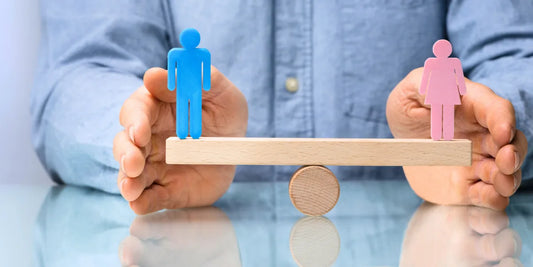 Waage mit Mann und Frau Figuren symbolisiert Gleichbehandlung nach AGG bei KI-Pricing und fairer Preisgestaltung im Online-Handel