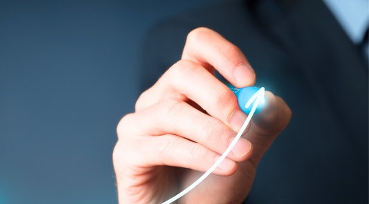 Hand zeichnet steigende Wachstumskurve – Symbol für Unternehmenswachstum, Erfolg und positive Geschäftsentwicklung.