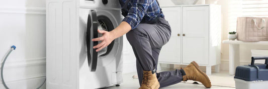 Handwerker repariert Waschmaschine: Nacherfüllung durch Reparatur gemäß Paragraf 439 BGB.