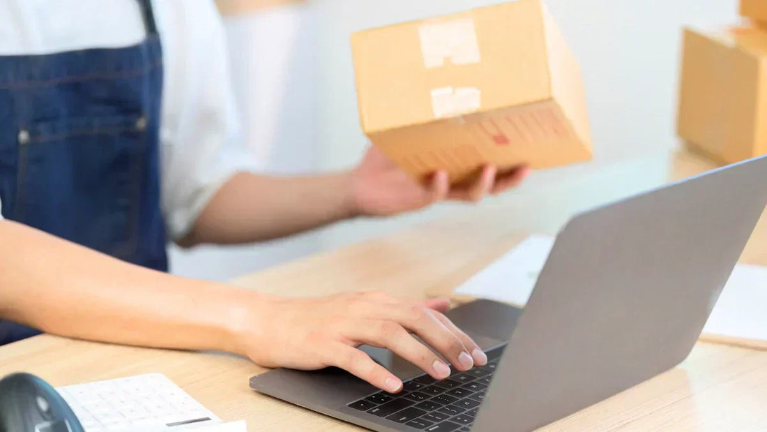 Wertersatz und Retouren durch Online-Händler am Laptop nach BGB-Vorgaben prüfen.