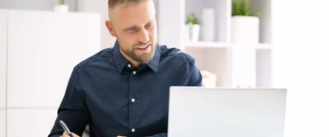 Wettbewerbsrecht im Online-Handel: Händler prüft rechtssichere Vorgaben am Laptop.