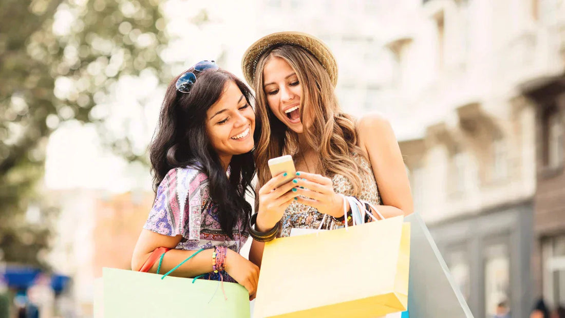 Widerrufsbutton, Rechte, Fristen & BGH: Zwei Freundinnen beim sicheren Online-Shopping.
