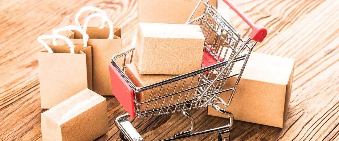 Widerrufsrecht im E-Commerce: Pakete im Einkaufswagen zur Vermeidung von Retouren-Chaos.