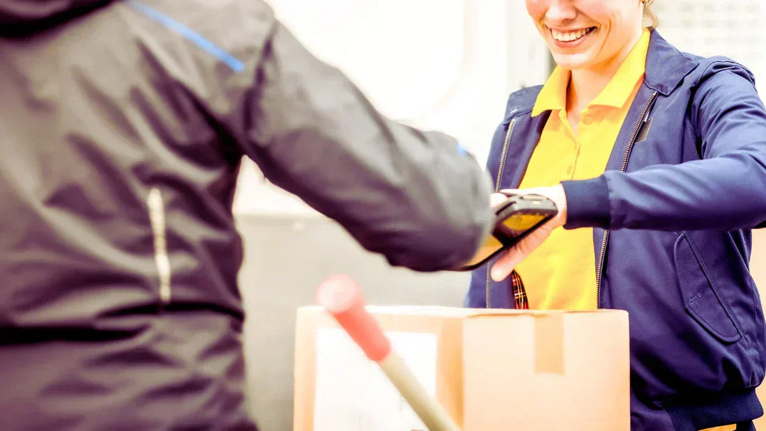 Widerrufsrecht Händler: Retoure-Scan mit MDE-Gerät am Paket-Versandkarton