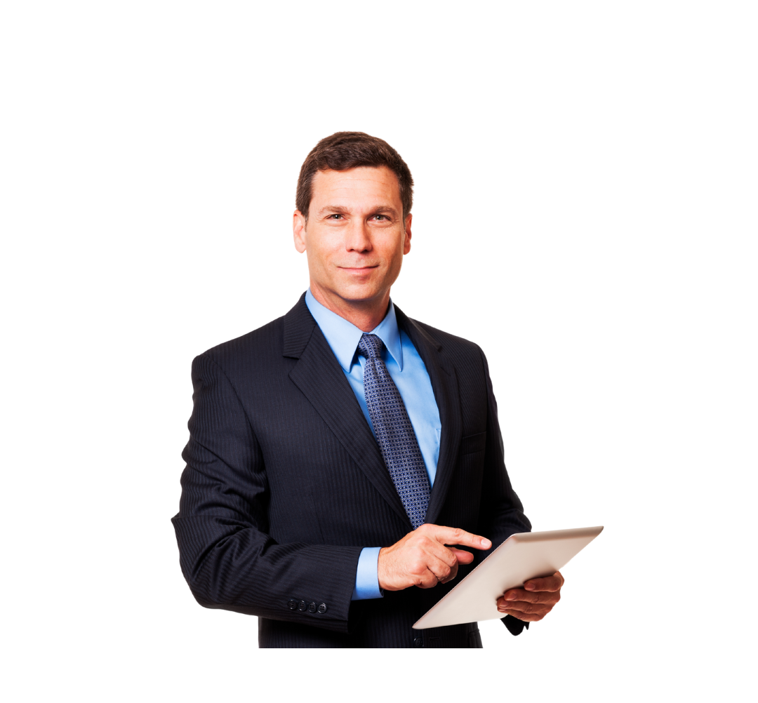 Geschäftsmann im Anzug nutzt ein Tablet und schaut professionell in die Kamera, isoliert auf weißem Hintergrund.