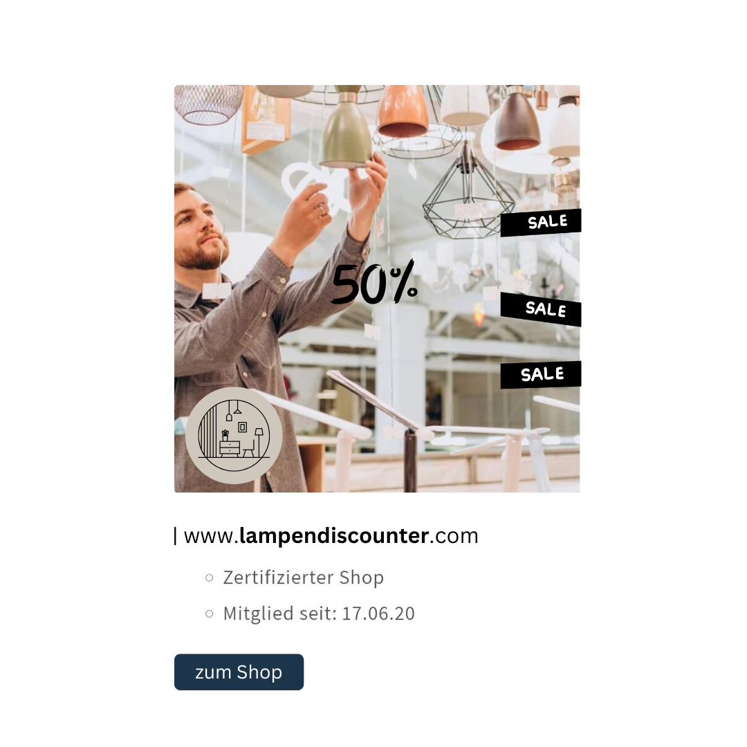 Mann betrachtet Lampen im Geschäft – großer Lampen-Sale mit 50 % Rabatt beim zertifizierten Online-Shop.