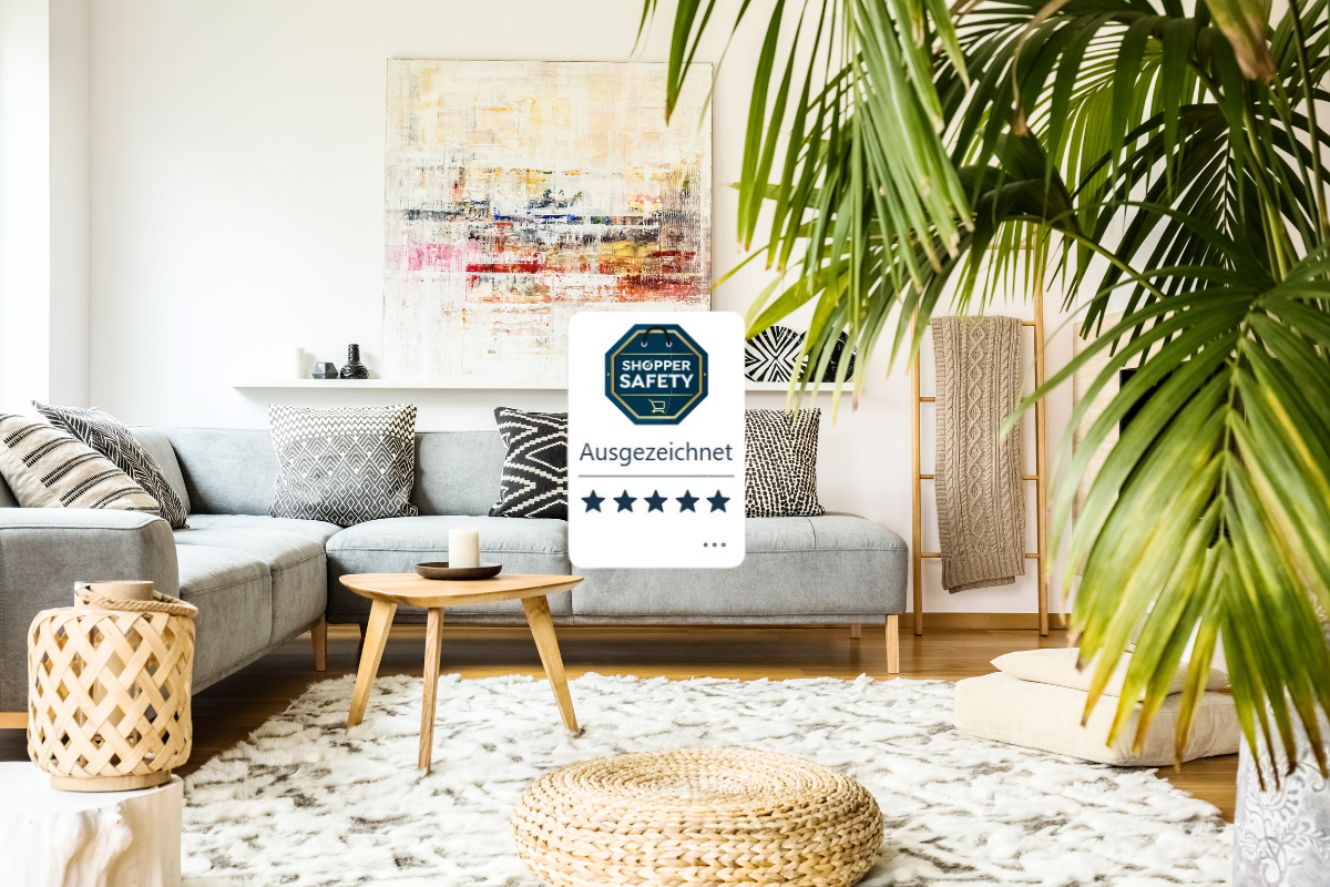 Modernes Wohnzimmer mit gemütlicher Deko und Shopper-Safety-Siegel für ausgezeichnete Shop-Bewertungen.