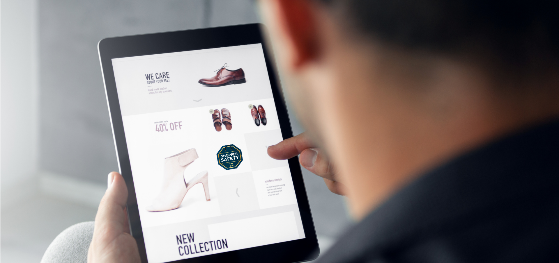 Person kauft Schuhe online auf Tablet mit Shopper Safety Siegel für sicheres Einkaufen im Onlineshop