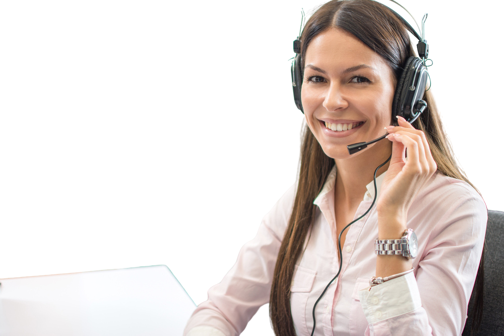 Freundliche Kundendienst-Mitarbeiterin mit Headset bietet telefonische Beratung und Support für Kunden an.