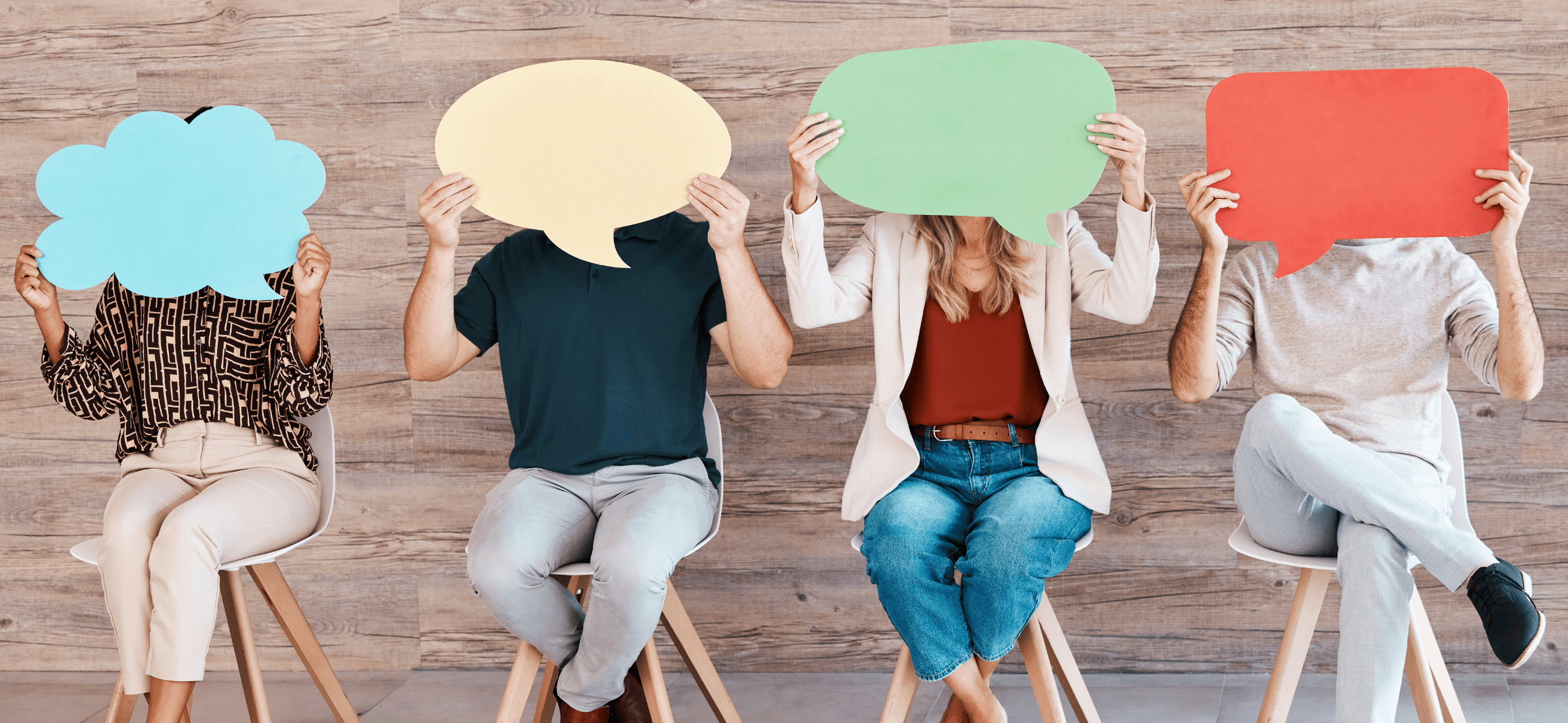 Vier Personen sitzen mit bunten Sprechblasen vor dem Gesicht – Symbol für Kommunikation, Austausch und statistische Umfragen von Statista - Wie wichtig ist ein Gütesiegel für Online-Shops 2017 und 2023.