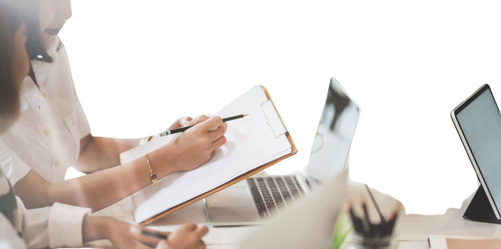 Shopper Safety Professionelles Teammeeting mit Laptop und Notizen – effiziente Büroarbeit und moderne Zusammenarbeit.